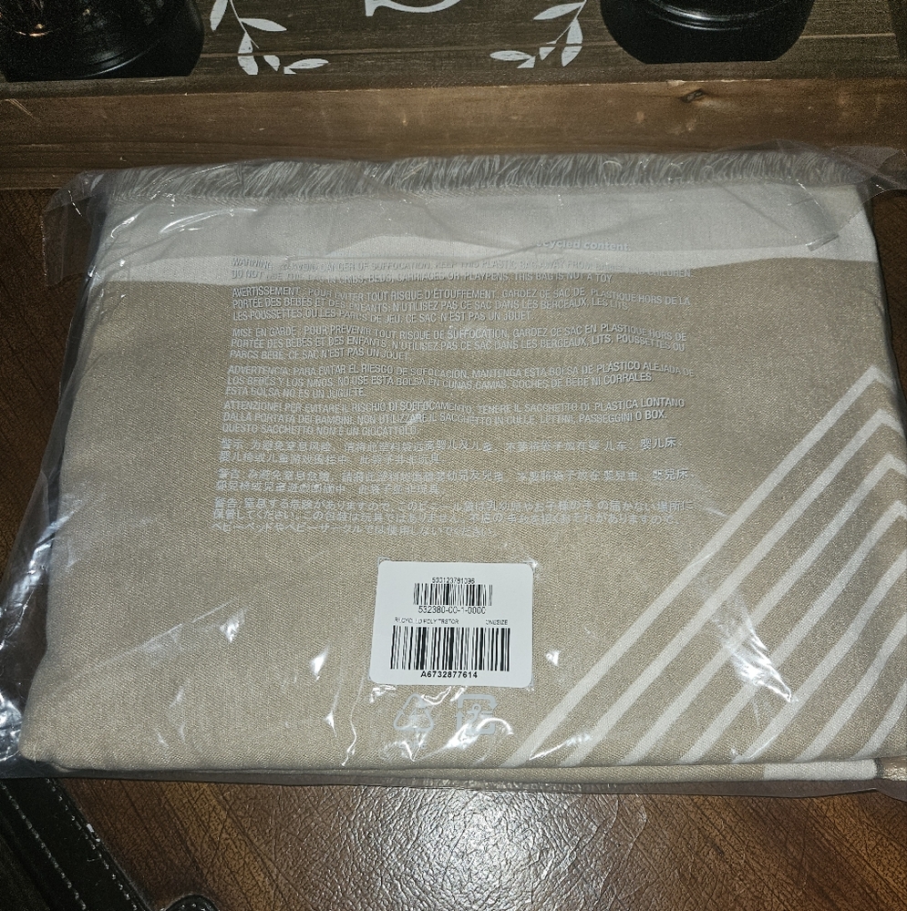 Banana Republic Poncho in Cream - Picture 2 of 4